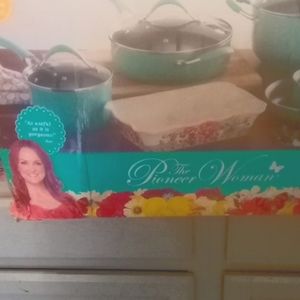 Pioneer Woman 10 pieces Cookware Set